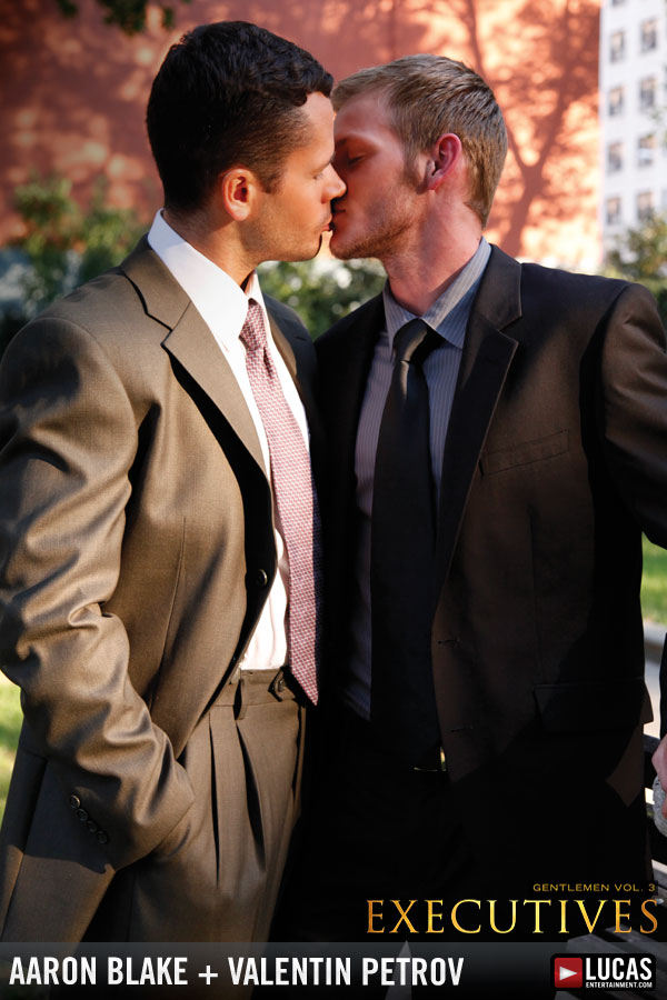 Valentin Petrov Fucks Twink Executive Aaron Blake