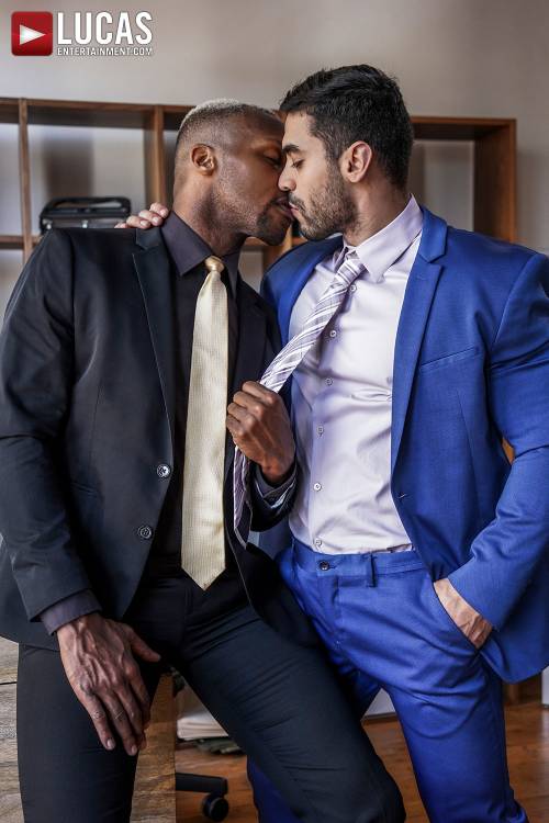 Andre Donovan Bottoms For Arad Winwin - Gay Movies - Lucas Entertainment